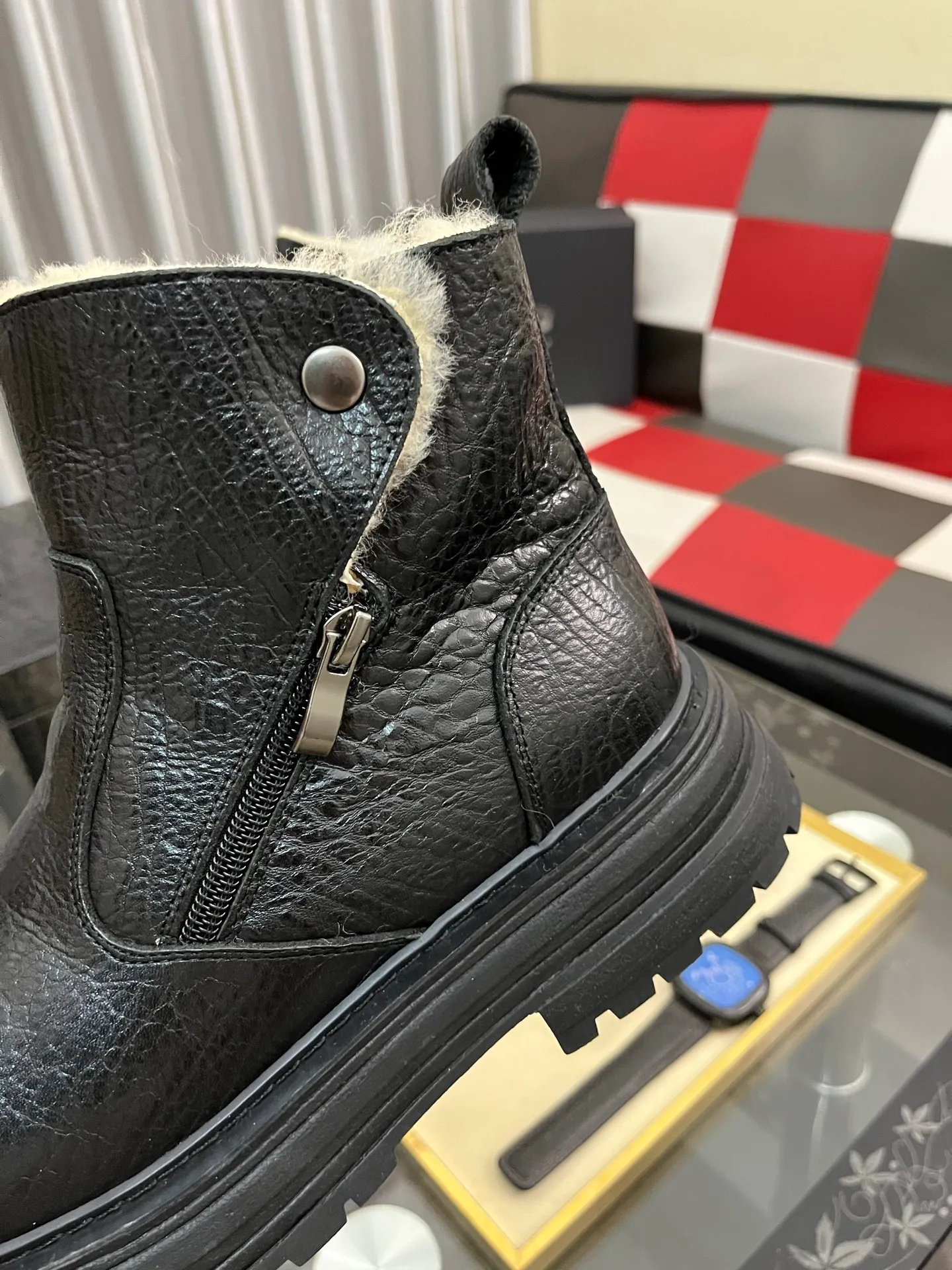 Ex-factory price: 680⌚️⌚️Thick wool imported from Australia Brand: UGG genuine purchasing agent Size: 39-44 (45 customized) Grade: Official website 1:1 Material: First layer of genuine leather waterproof and antifreeze upper Real wool lining Original non-slip and wear-resistant outsole Style category: Men's casual shoes Trendy style Comfortable on the feet Color: Official website color synchronization